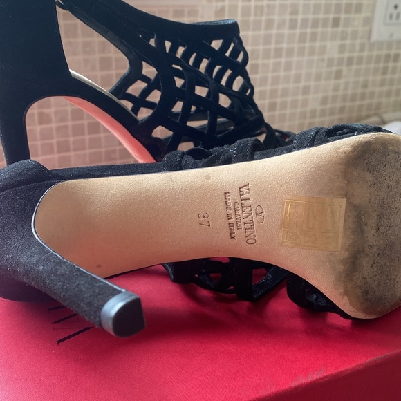 Valentina Garavani Suede Heels - Picture 4 of 6